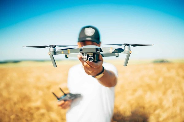 Quels sont les enjeux de l'utilisation des drones dans les opérations commerciales ?